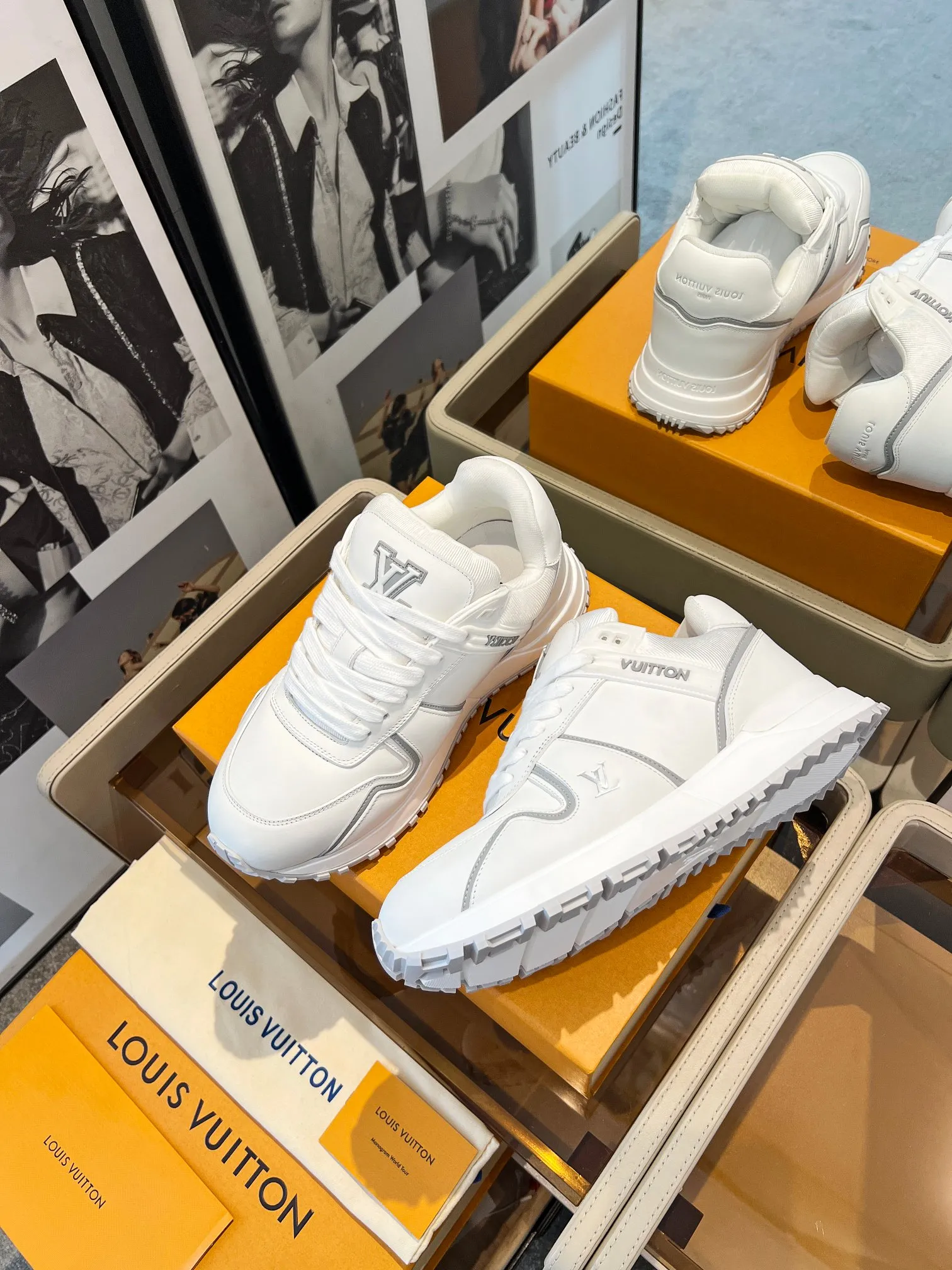👟👟Ex-factory price 720👟👟 .LV Louis Vuitton's latest model, Phat Ding couple's thick-soled casual sneakers, original 1:1 production. Exquisite packaging at the counter [Celebration] ▪️Fabric: Original customized imported first-layer cowhide ▪️Inner lining: Customized breathable mesh ▪️Outsole: Original open-molded TPU combination outsole ▪️Sole thickness: 3.5CM ▪️Size: Women's 35-42/ Men's 39-46